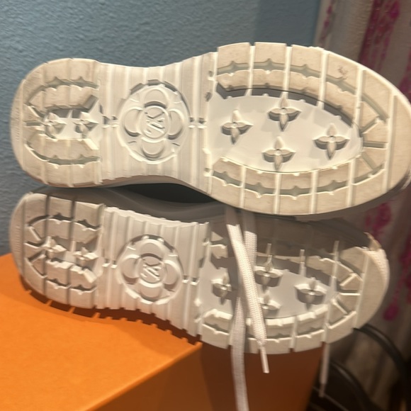 Louis Vuitton black high top sneakers 👟 - Picture 3 of 5